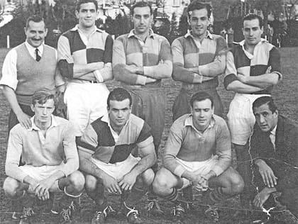 "Cubanos" jugando para el seven de Atalaya. El diseño de las camisetas de los dos clubes es idéntico, pero los colores cambian. CUBA tiene cuadros azules y negros mientras que la camiseta de Atalaya tiene cuadros marrones y beige