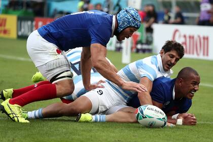 Cubelli no pudo frenar a Gael Fickou y el francés marca el primer try ante Argentina.
