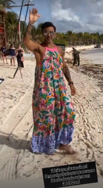 Cubero, con el vestido de Mica Viciconte en las playas de México.