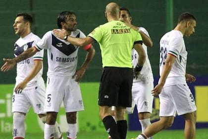 Cubero vio la roja en el triunfo ante Banfield