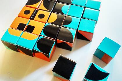 Cubi Geométrico es un juego de ingenio, geometría y lógica. Propone 13 modelos pero se pueden descubrir muchos más con nuevos patrones composiciones y giros.