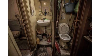 Una pileta e inodoro compartido por las dos docenas de habitantes