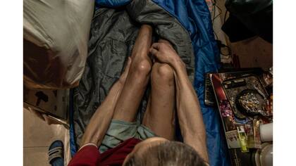 Wong Tat-ming, de 63 años, se sienta rodeado de sus escasas posesiones