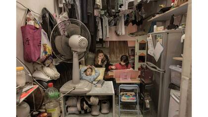 Li Suet-wen y su hijo, de 6 años, y su hija de 8, viven en una habitación de 11 metros cuadrados