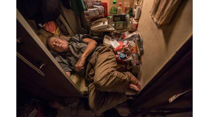 Cheung Chi-fong, de 80 años, duerme sin poder estirar sus piernas