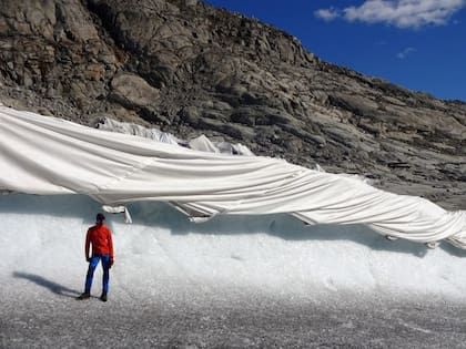 Cubierta de glaciares suizos con mantas en verano para disminuir su derretimiento