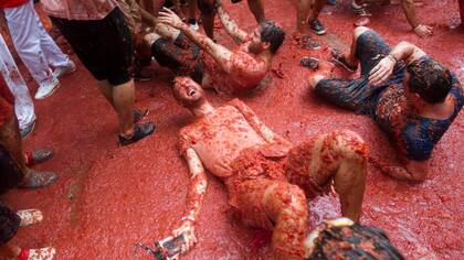 Cubiertos en tomate celebran la Tomatina numero 72 en la villa de Bunol