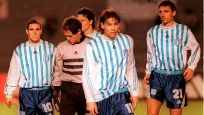 Cubito Cáceres, con el buzo gris de arquero, entre los jugadores de Racing