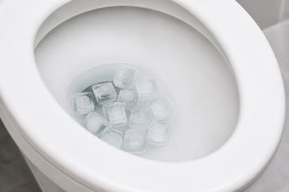 Cubos de hielo: un aliado inesperado en la higiene del baño (Imagen ilustrativa con IA)