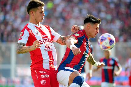 Cubre el balón Adam Bareiro, más útil en el sudor que en el talento.