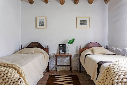 Cubrecamas, pies de cama y alfombra de los tejedores Sergio Portal y Espiridón Mamaní, de la Feria Campesina de Volcán.