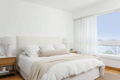 Cubreedredón de lino (Pottery Barn) y almohadones en pana y terciopelo (Propia Home SG). Mesa de luz ‘Bartolo’ con tapa de mármol (La Charrúa)