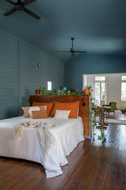 Cubreedredón y funda ‘Santi Off White’, almohadones estampado y lisos (Claudia Adorno). Manta tejida a mano en telar (Elementos Argentinos).