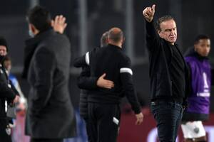 Cuca saluda a la distancia a Marcelo Gallardo, durante el triunfo de Mineiro sobre River por 1 a 0