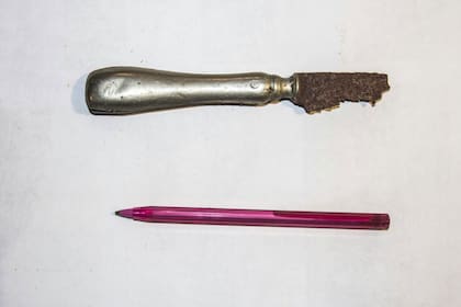 Cuchillo Krupp Bendorf, encontrado por el vecino Tonio Puente en las playas de Mar del Sud, perteneciente a la cubertería de un U-boat alemán
