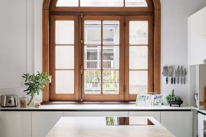 “Cuando entramos acá por primera vez y vimos el ventanal, supimos que este era el lugar perfecto para la cocina. Por suerte, había un desagüe que nos permitió avanzar con la reforma”.