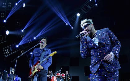 Cucho, el hombre PacMan, con Nito en guitarra