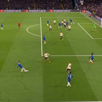 Cucurella recibe el pase y parece estar adelantado. Sin embargo, el VAR automático mostró que el lateral estaba habilitado