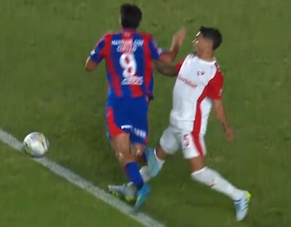 Cuello fue expulsado por doble amarilla luego de simular una falta dentro del área, según el árbitro Darío Herrera