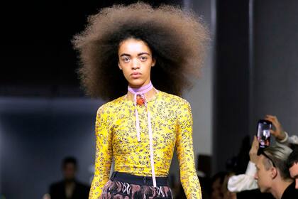 Cuellos altos, colores vibrantes y estilo afro, en las pasadas de Mugler