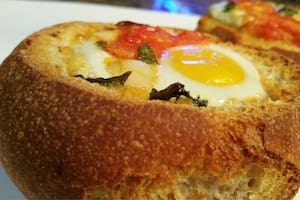 Cuenco de pan relleno para el desayuno