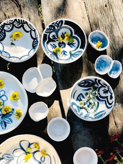 Cuencos de cerámica pintados a mano con flores diseñadas en azul.