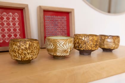 Cuencos tallados a mano en gres, de la ceramista argentina Yamila Carlino, dedicada a al estudio de la técnica kurinuki