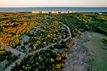 Cuenta con 1,2 km de costa y playa, también con un paisaje ondulado por las dunas, un bosque natural centenario y transparentes espejos de agua.