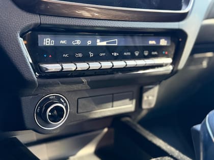 Cuenta con botones físicos debajo de la central multimedia