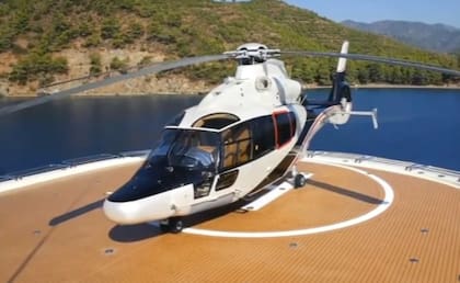 Cuenta con dos helipuertos para recibir visitas en altamar