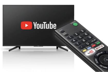 Cuenta con las aplicaciones preinstaladas de Netflix y YouTube, además de sendos accesos directos en el control remoto