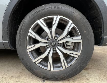 Cuenta con neumáticos GitiConfort 235/55 y llantas de 18”