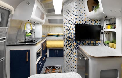 Cuenta con paneles solares que alimentan su batería y los sistemas de controles de iluminación y climatización que pueden activarse por voz o en la pantalla táctil