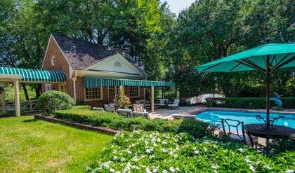 Cuenta con pileta, dos casas más para invitados y un terreno de 16.187 metros cuadrados (Washington Fine Properties)