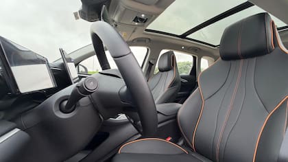 Cuenta con regulación eléctrica en el asiento del conductor