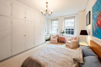 Cuenta con tres dormitorios que compartía con sus amigas Carolyn Bartholomew, Sophie Kimball y Philippa Coaker