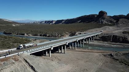 Cuenta con tres nuevos puentes: uno de 200 metros sobre el río Diamante; otro de 150 metros sobre el arroyo Hondo; y uno pequeño a la altura del km 11.120