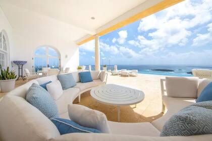 Cuenta con un amplio anexo para juegos en la terraza