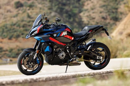 Cuenta con un motor de cuatro cilindros