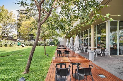 Cuenta con un resto-bar con delivery.