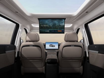 Cuenta con una pantalla central de 17,3″ y una 3K de 21,4″ para los pasajeros traseros