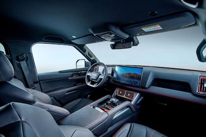 Cuenta con una pantalla giratoria de 12,8" y un panel de instrumentos digital de 10,25"