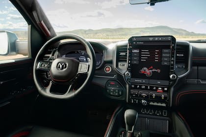 Cuenta con una pantalla táctil Uconnect de 14,5″ con función dividida