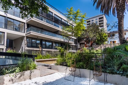 Cuenta con una pileta, una plaza y un salón de usos múltiples con quincho.