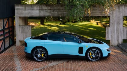 Cuenta con una silueta fastback, enorme superficie acristalada y las proporciones alejadas de las berlinettas tradicionales