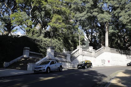 Cuenta con unas escalinatas sobre una barranca que da a la Avenida del Libertador.