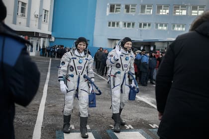 Cuenta regresiva. AnnMcClain (izq.) y Oleg Kononenko, tripulantes de la Soyuz MS-11, caminan hacia la plataforma de despegue