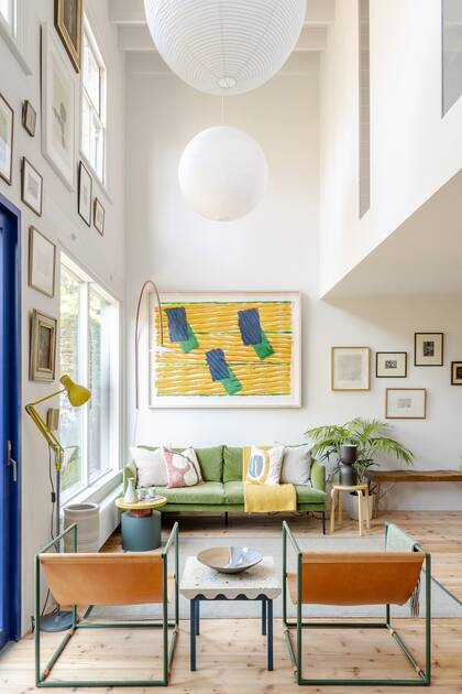 Cuenta Scott que muchos de los muebles de la casa han sido producto de su diseño: la mesa del comedor, las sillas del living y las mesitas de luz de los dormitorios.