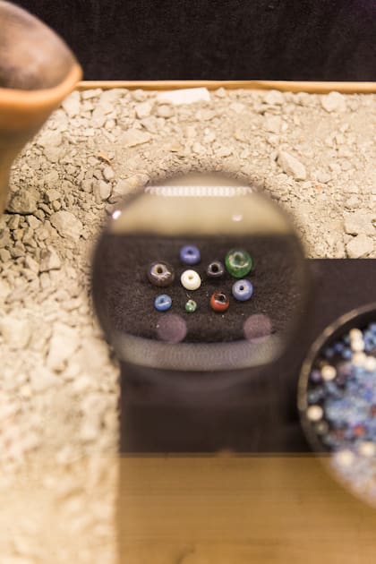 Cuentas de antiguos collares mapuches.