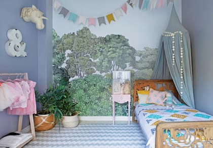 Cuento de hadas. Así quería Sofía que fuera el cuarto de Lupe. El empapelado botánico, el dosel y la mezcla de gris ‘6002’ (Sherwin Williams) y rosa le dieron la impronta de un bosque encantado.
